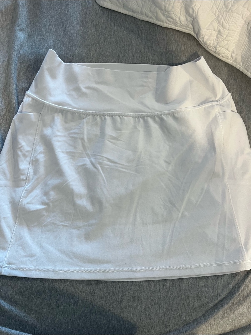 Athleta White Salutation 14.5 inch Performance Skort. Sz L great condition